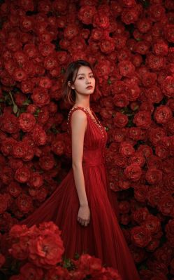 Женщина на фоне роз